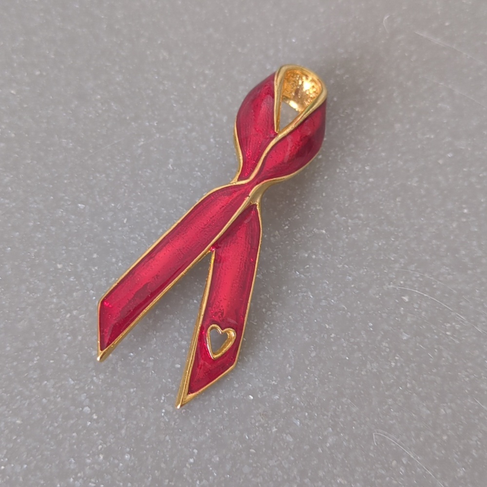 GIGIO Vintage Red Ribbon enamel gold pin